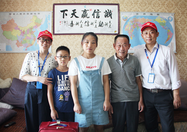 bv伟德源自英国始于1946为职工子女发放升学物资奖励